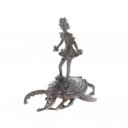 Статуэтка из бронзы "Дюймовочка на жуке"