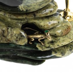 Композиция из змеевика &amp;quot;Ящерица на скале&amp;quot; шар 9,5 см