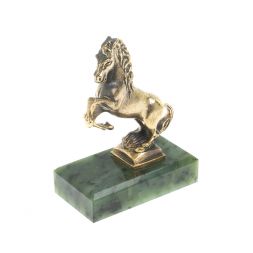 Статуэтка &amp;quot;Конь на дыбах&amp;quot; на подставке из нефрита 6х3,5х8 см