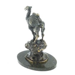 &amp;quot;Верблюд на скале&amp;quot; на подставке из камня змеевик