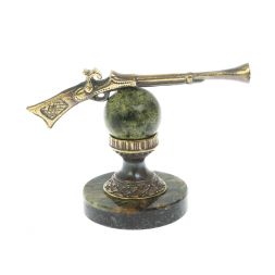 Сувенир &amp;quot;Ружье&amp;quot; на подставке из офиокальцита