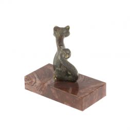 Статуэтка из бронзы на подставке из лемезита "Кошка"