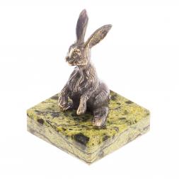 Статуэтка из бронзы "Зайчик сидит" камень змеевик