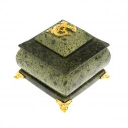 Шкатулка квадратная с ящерицей из змеевика 8,5х8,5х8 см