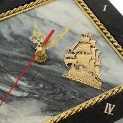 Часы настенные "Парусник" из змеевика и мрамора