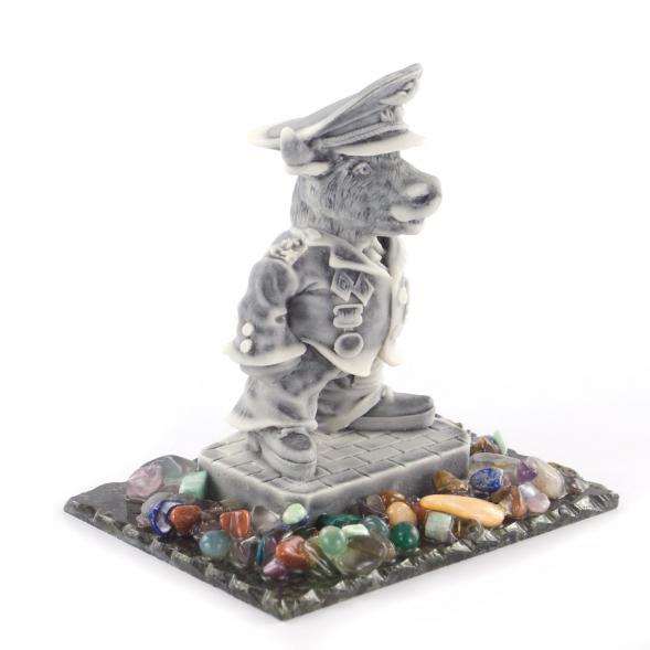 Сувенир &amp;quot;Бык - полковник&amp;quot; из мрамолита на подставке из змеевика 121183