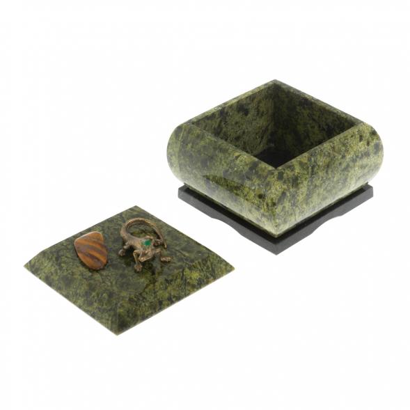 Шкатулка квадратная с ящерицей из змеевика 7,5х7,5х7 см 129460