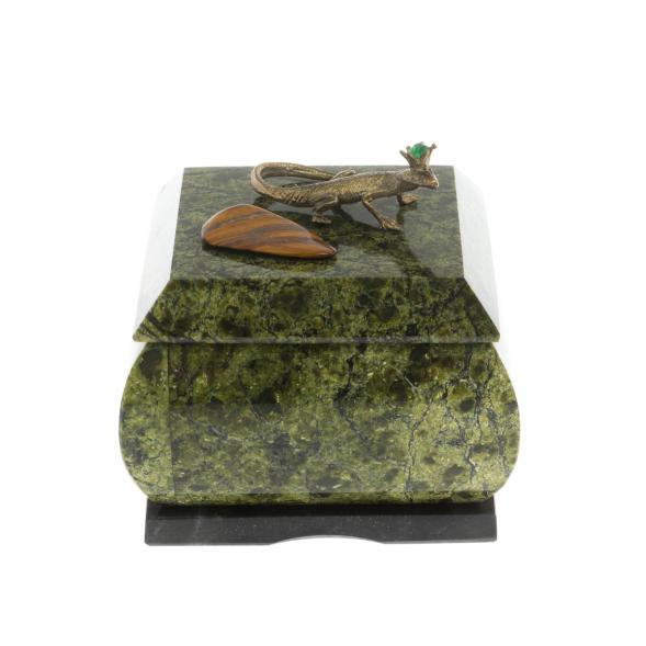 Шкатулка квадратная с ящерицей из змеевика 7,5х7,5х7 см 129460