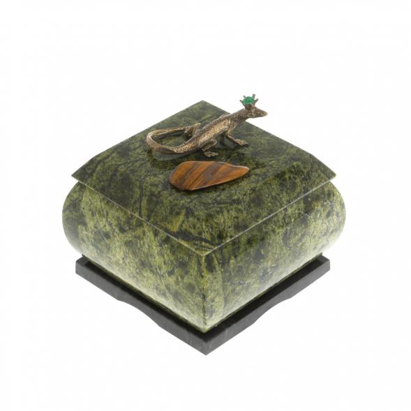 Шкатулка квадратная с ящерицей из змеевика 7,5х7,5х7 см 129460
