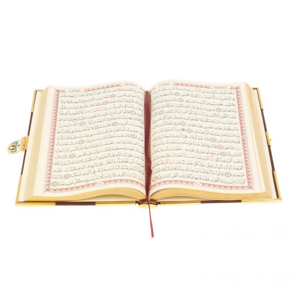 Коран на арабском языке в позолоченном окладе с четками 127574
