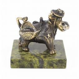 Статуэтка из бронзы и змеевика &amp;quot;Бычок шериф&amp;quot;