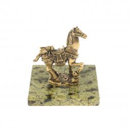 Статуэтка "Лошадь с мухой " из змеевика и бронзы 6х6х6 см