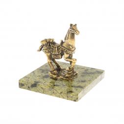 Статуэтка "Лошадь с мухой " из змеевика и бронзы 6х6х6 см